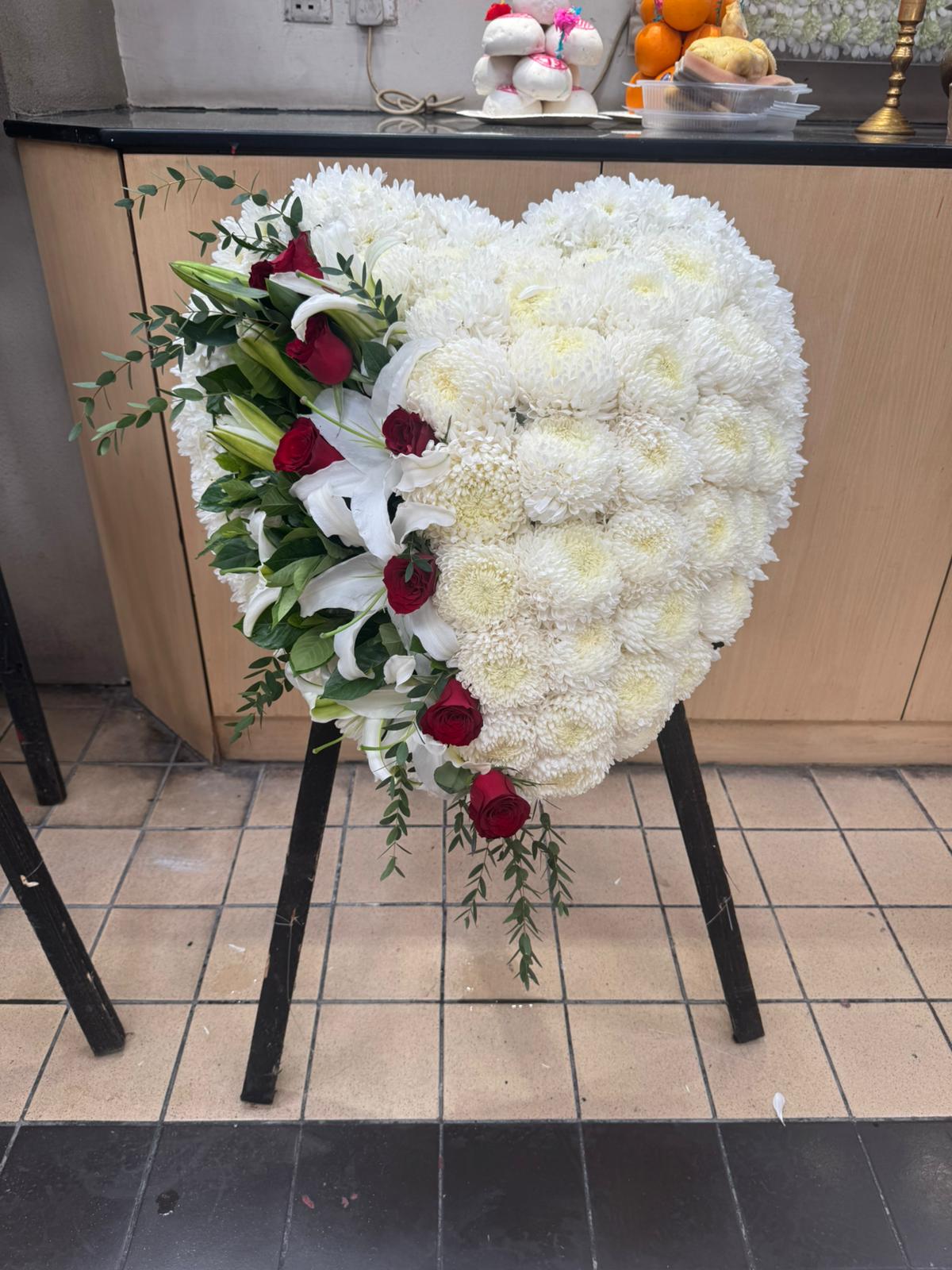 心形花牌-h15|白事花牌|帛事花籃・帛事花牌 即日送達|九龍帛事花店