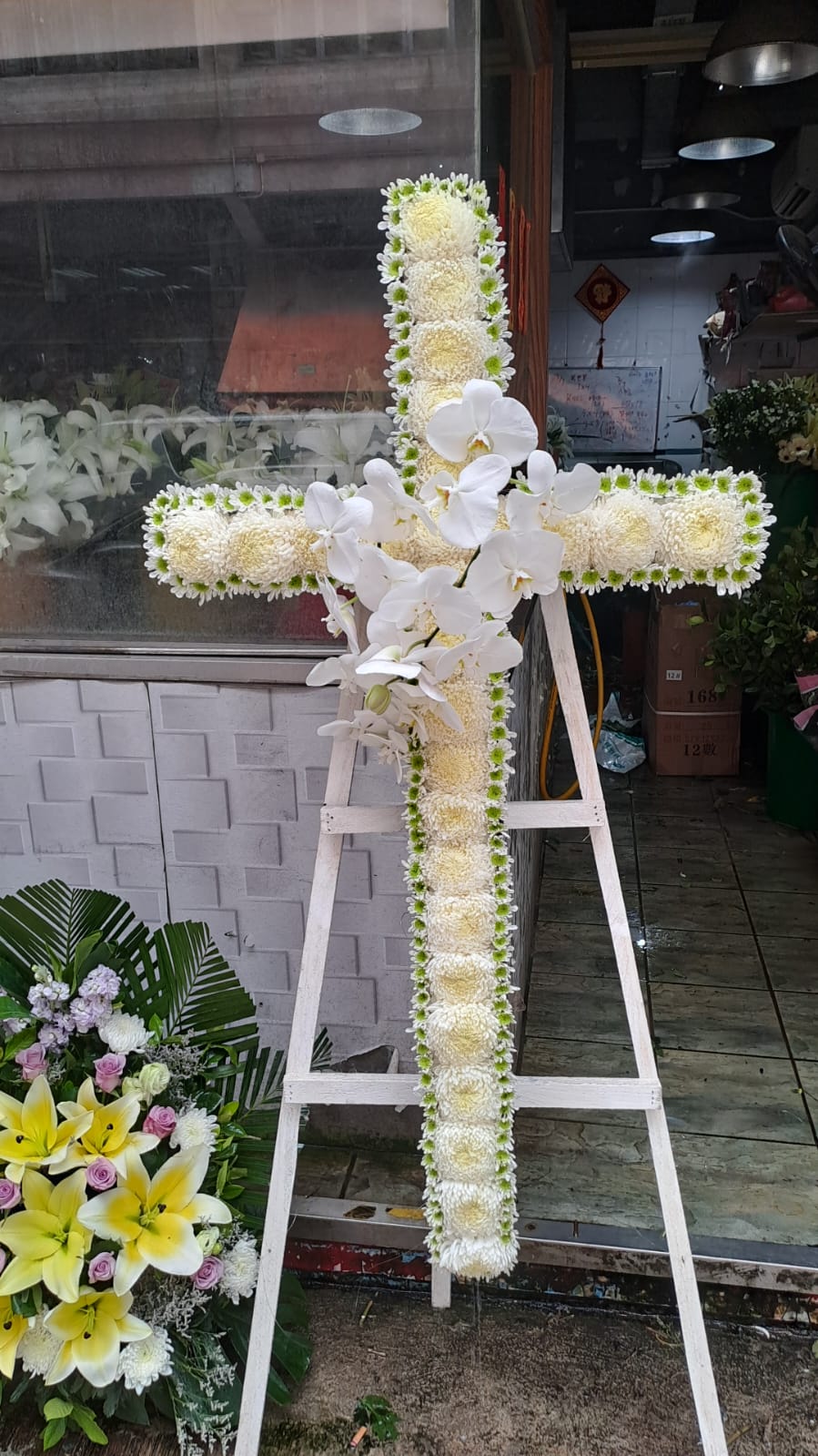 十字架花牌-i03|十字架花牌設計|九龍帛事花店・專業悼念花藝